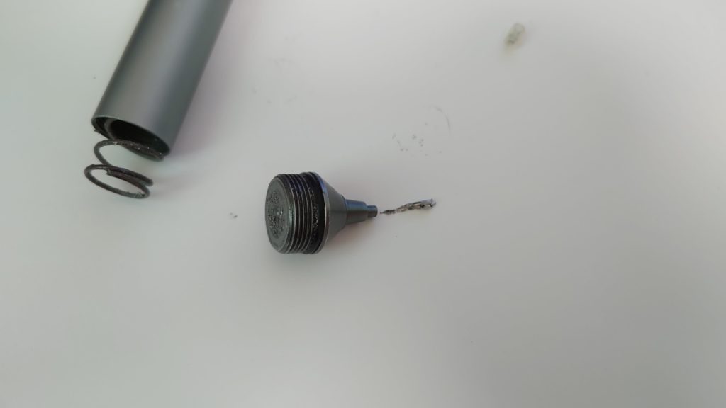 先端から出てきた半田のカス