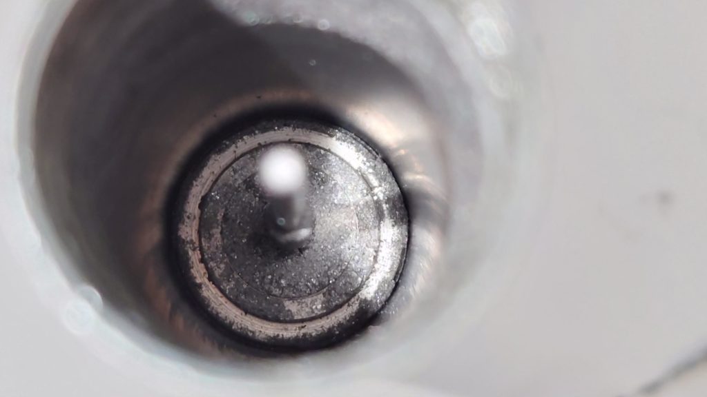 シリンダの中（半田で汚れている）